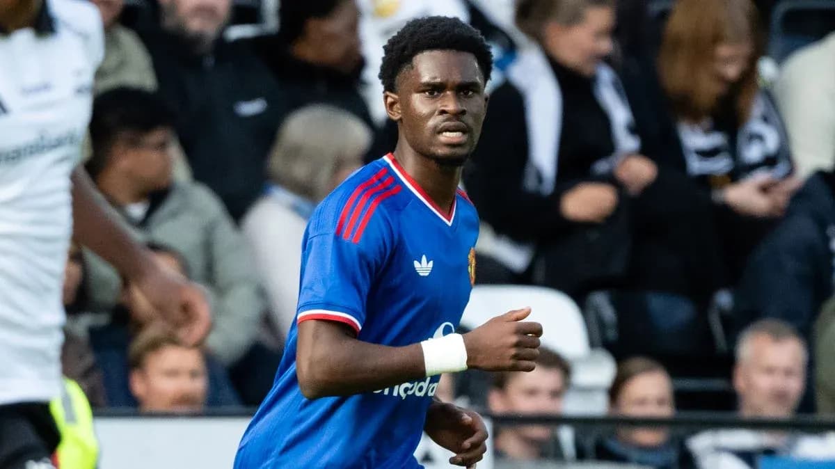 Joueur en maillot bleu courant sur le terrain