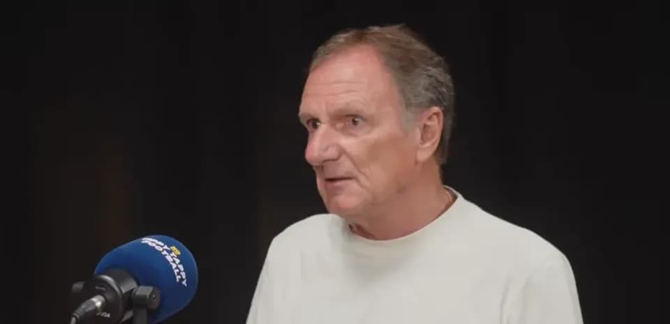 Person parlant dans un microphone lors d'une interview