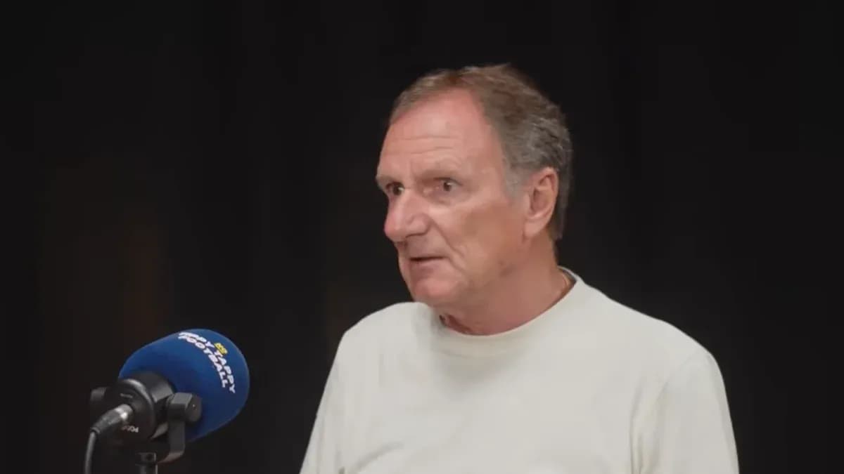 Person parlant dans un microphone lors d'une interview