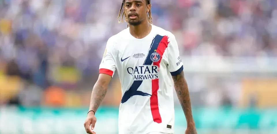 Joueur du PSG marchant sur le terrain