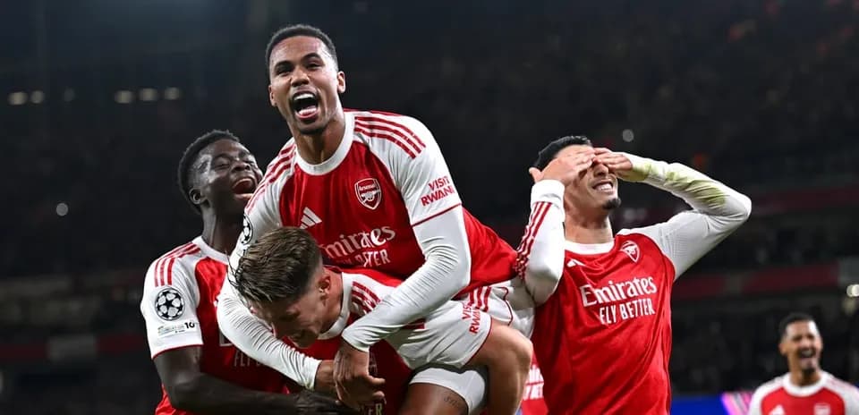 Joueurs d'Arsenal célébrant un but en Ligue des champions