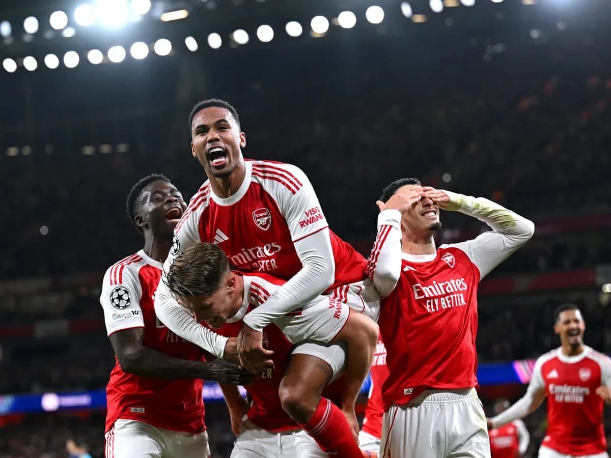 Joueurs d'Arsenal célébrant un but en Ligue des champions