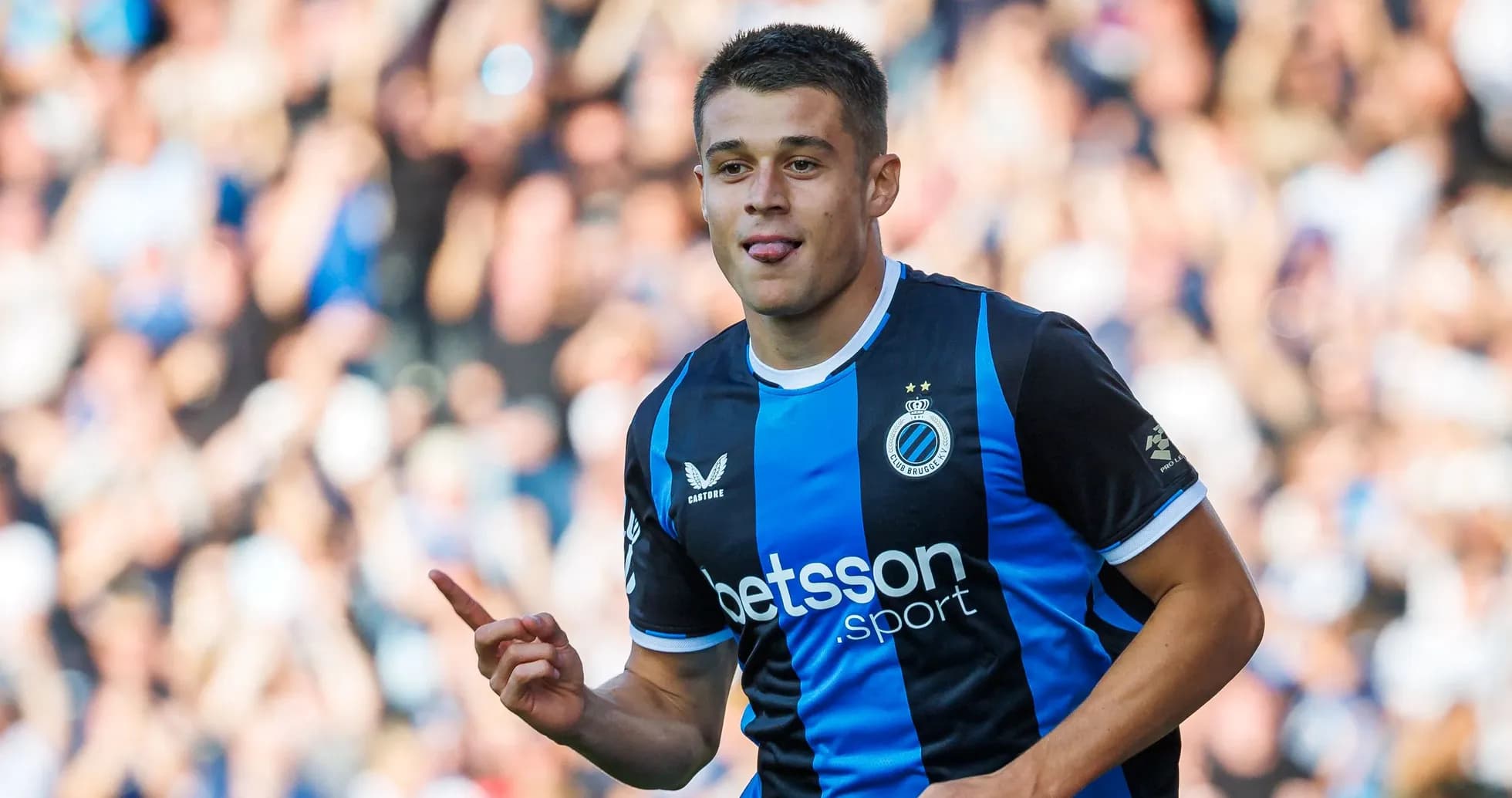 Joueur célébrant un but avec le maillot de Bruges