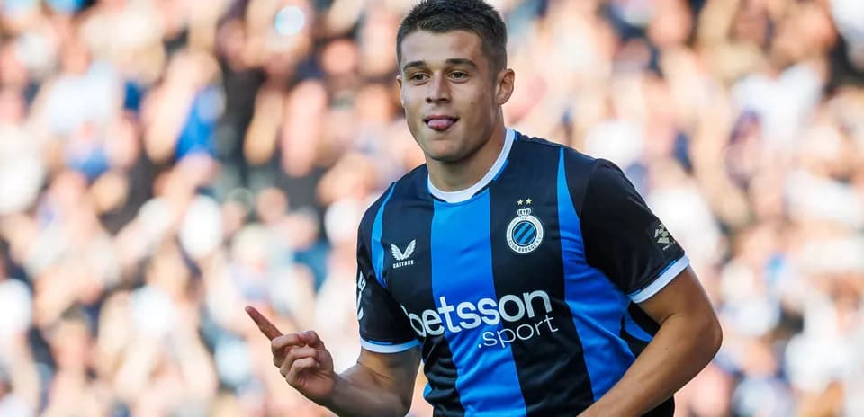 Joueur célébrant un but avec le maillot de Bruges
