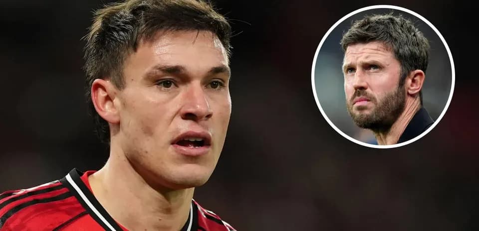 Joueur avec maillot rouge sur le terrain de football