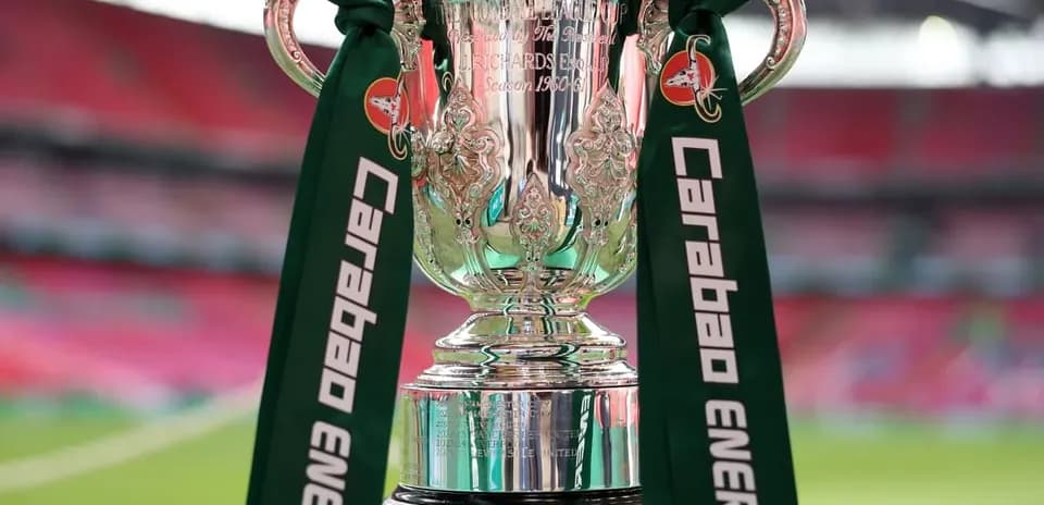 Trophée de la Carabao Cup sur un podium