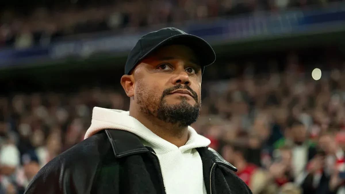 Homme portant un manteau noir dans les tribunes