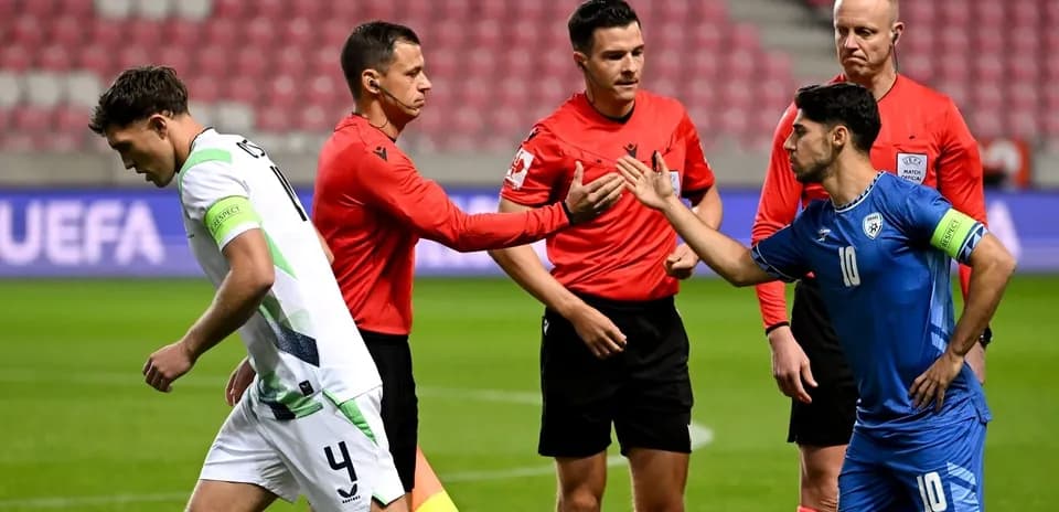Joueurs et arbitres se serrant la main avant le match