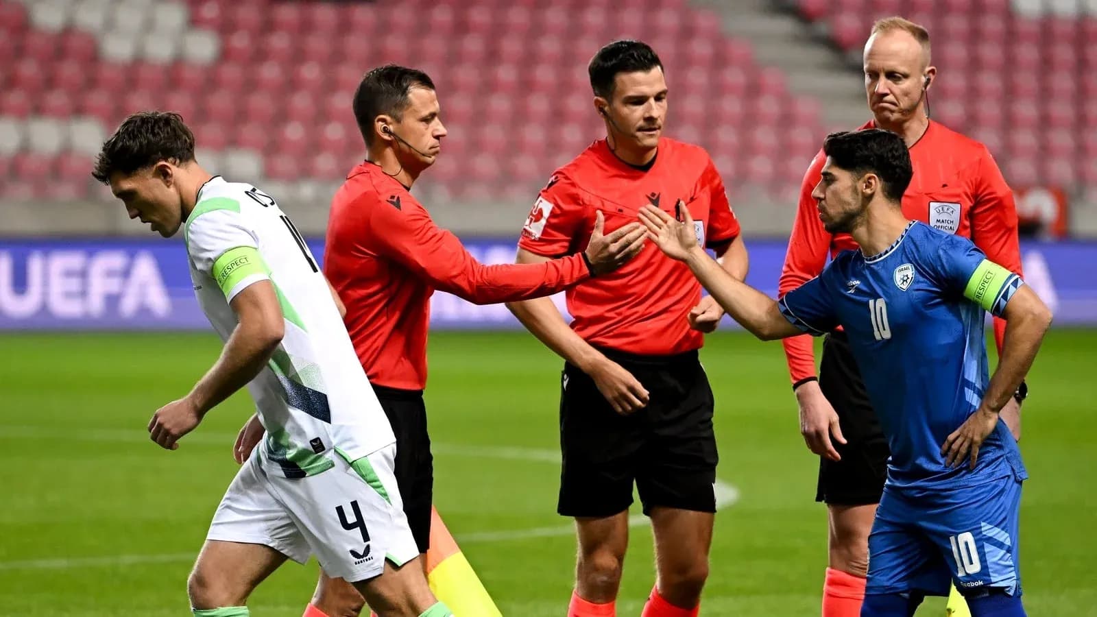 Joueurs et arbitres se serrant la main avant le match