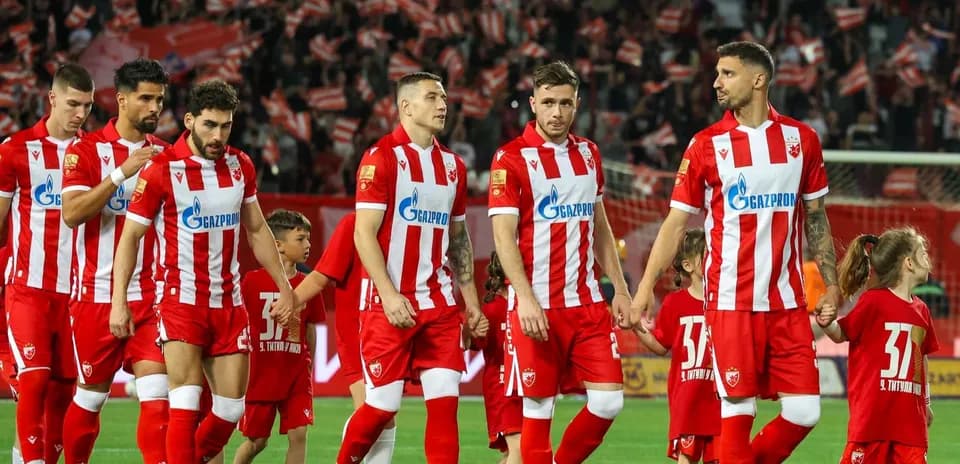 Joueurs de FK Crvena Zvezda entrant sur le terrain