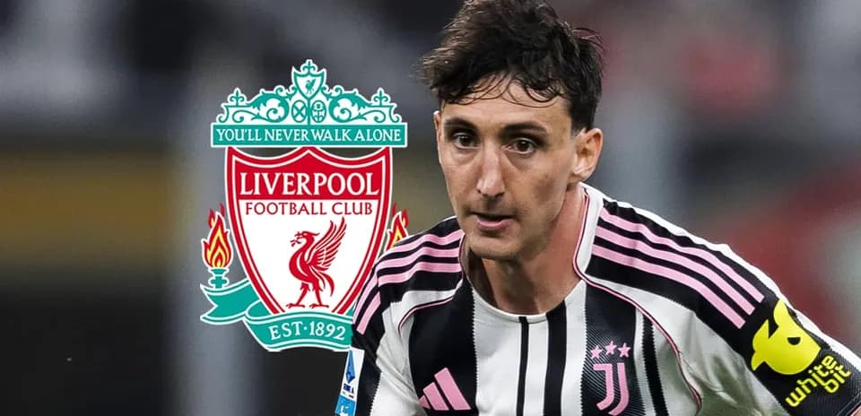 Joueur de la Juventus avec logo de Liverpool en arrière-plan