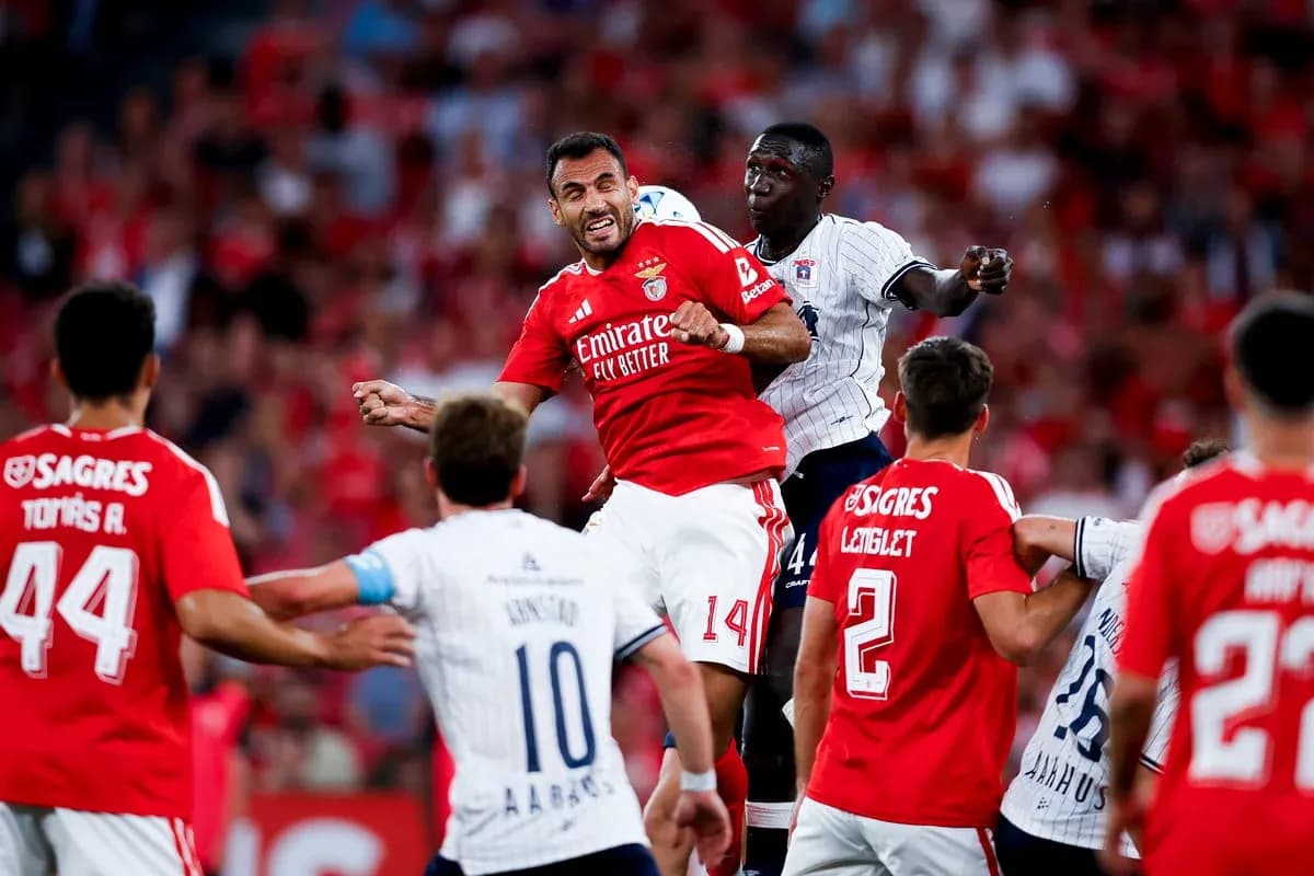 Action lors du match Benfica contre Aarhus