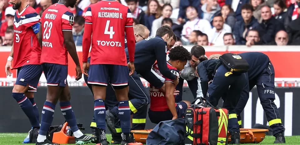 Joueur de Lille recevant des soins médicaux sur le terrain