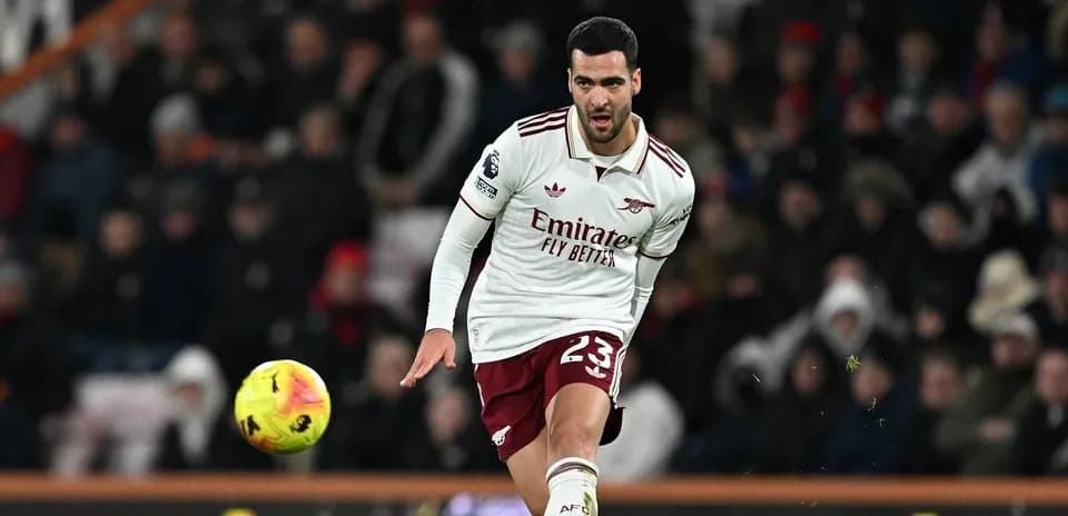 Joueur d'Arsenal contrôlant le ballon sur le terrain