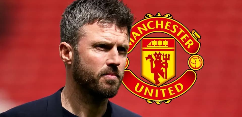 Entraîneur de Manchester United avec logo en arrière-plan