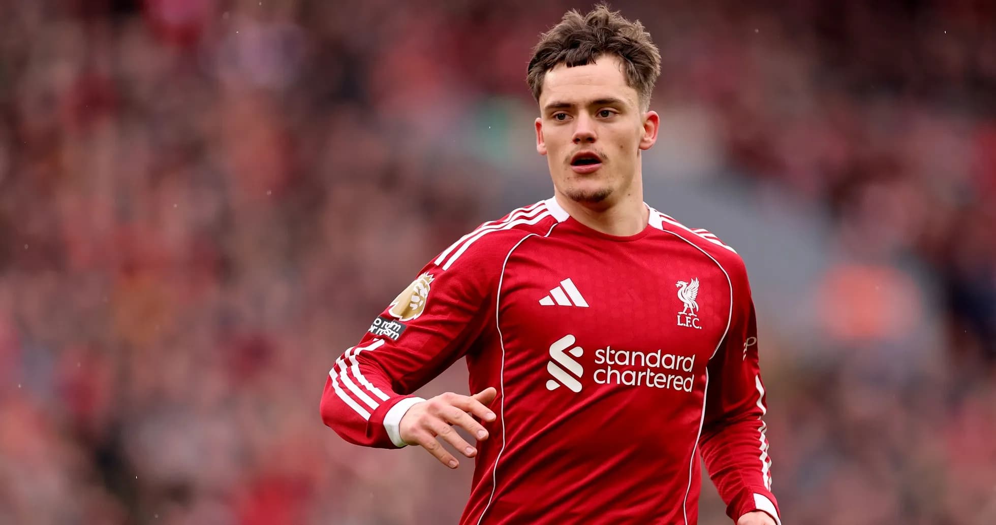 Joueur de Liverpool courant sur le terrain