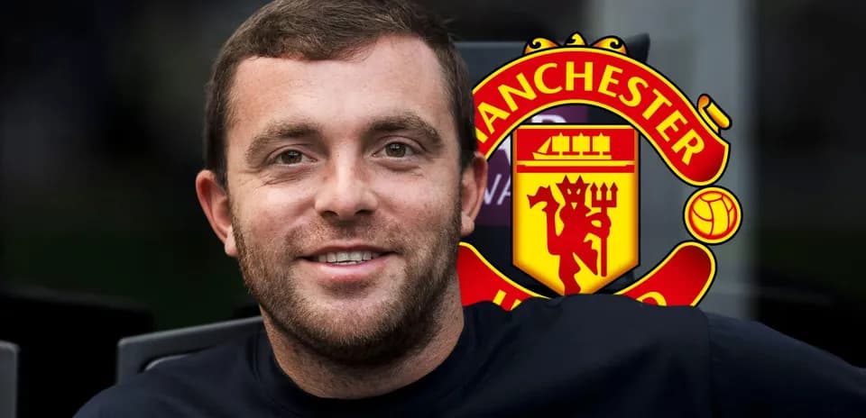 Homme souriant avec logo de Manchester United en arrière-plan