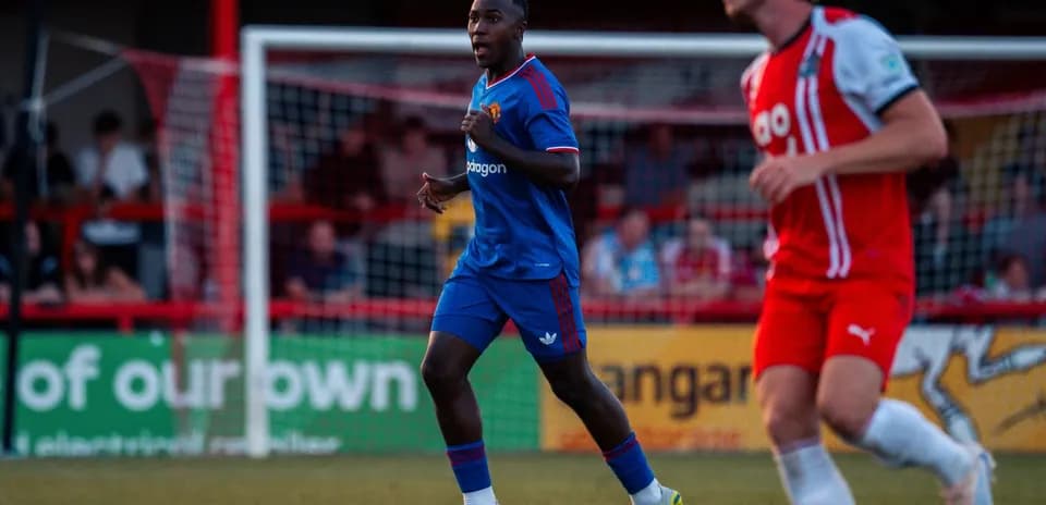 Joueur en maillot bleu courant sur le terrain