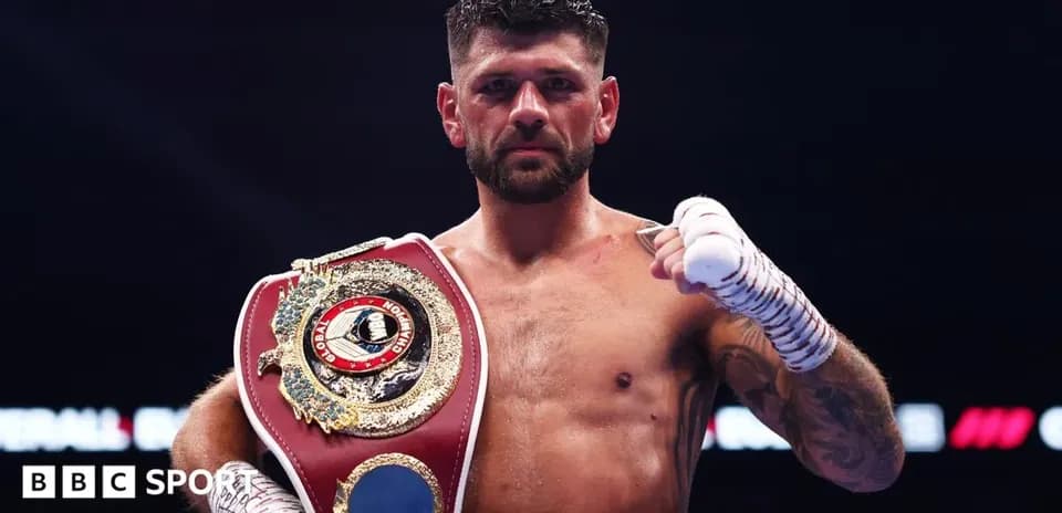 Boxeur tenant un titre de champion après le combat