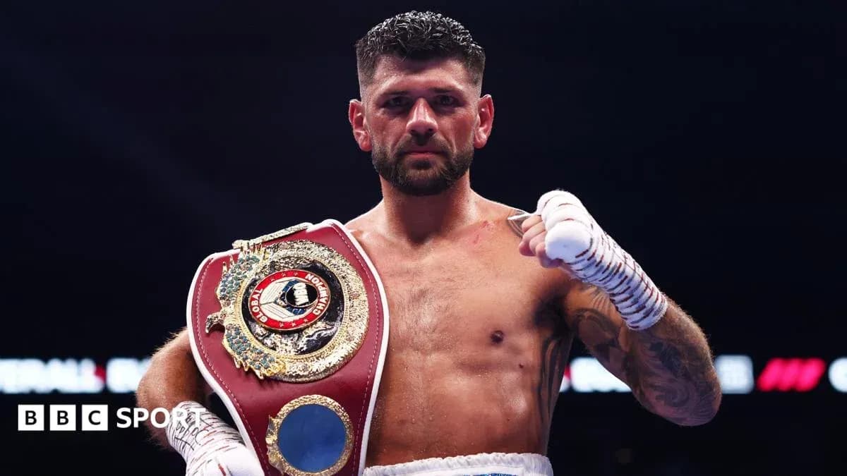 Boxeur tenant un titre de champion après le combat