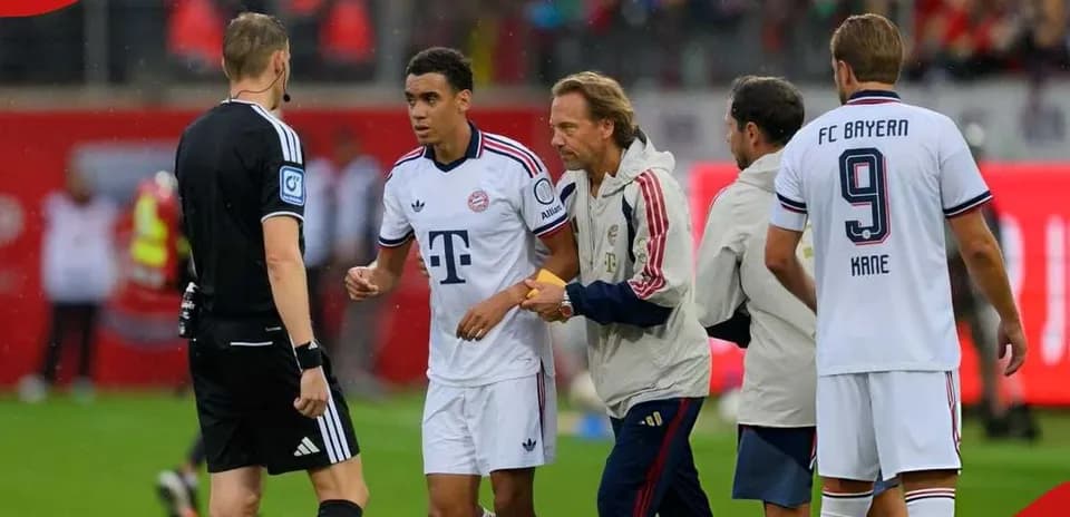 Joueur de Bayern Munich discutant avec l'arbitre