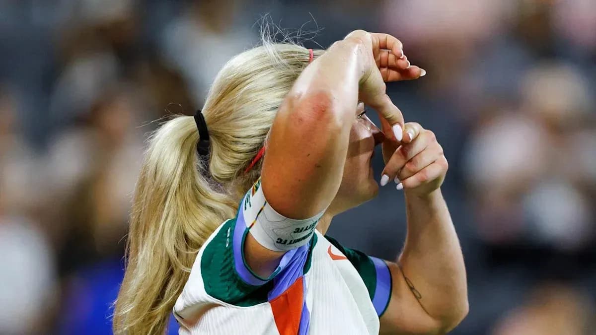 Joueuse de tennis ajustant sa tenue pendant le match