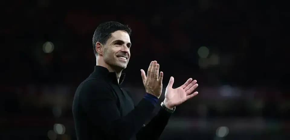 Entraîneur applaudissant après le match