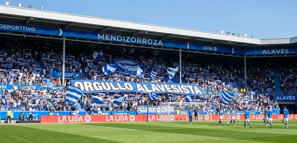 Supporters d'Alavés avec des drapeaux au stade