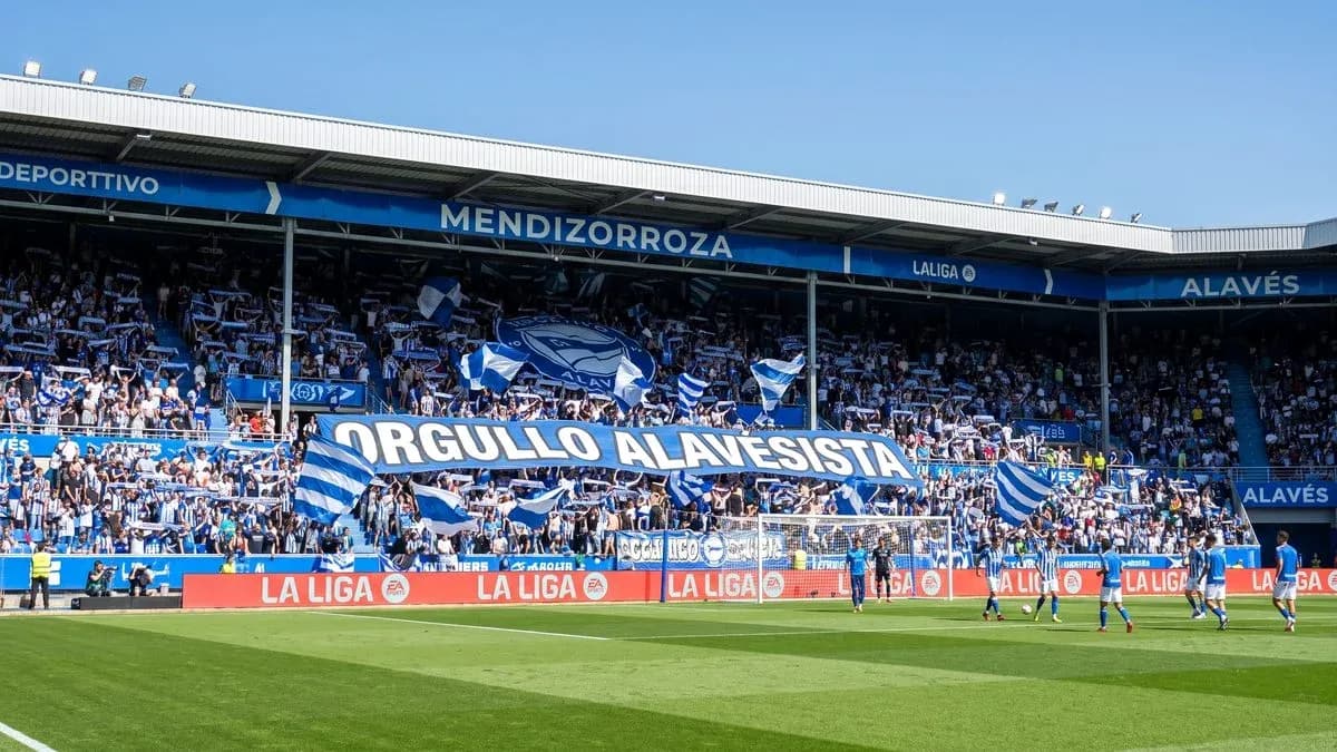 Supporters d'Alavés avec des drapeaux au stade