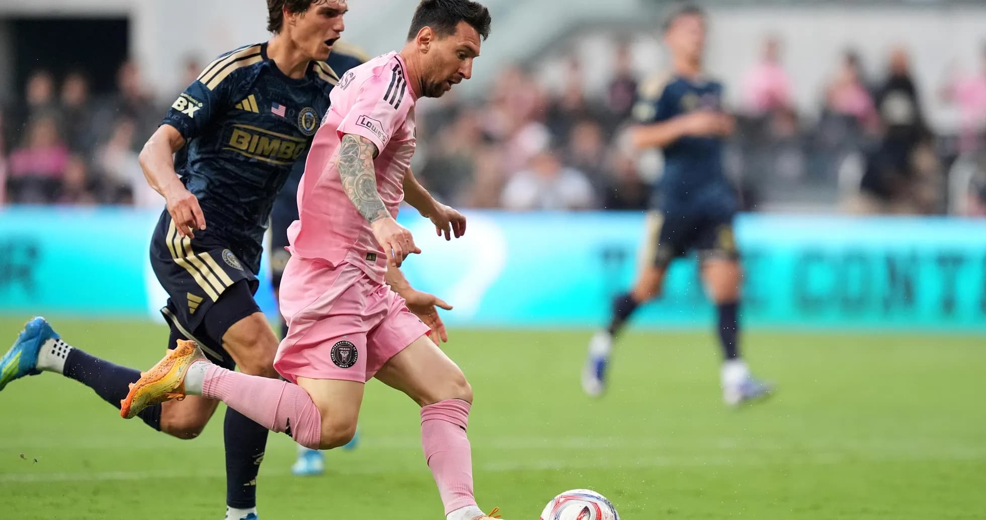 Lionel Messi dribblant avec le ballon contre Philadelphia Union