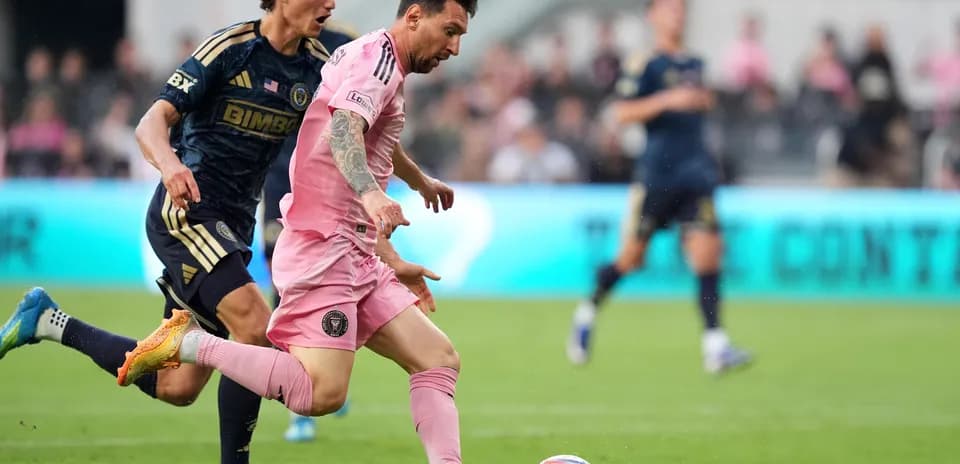 Lionel Messi dribblant avec le ballon contre Philadelphia Union