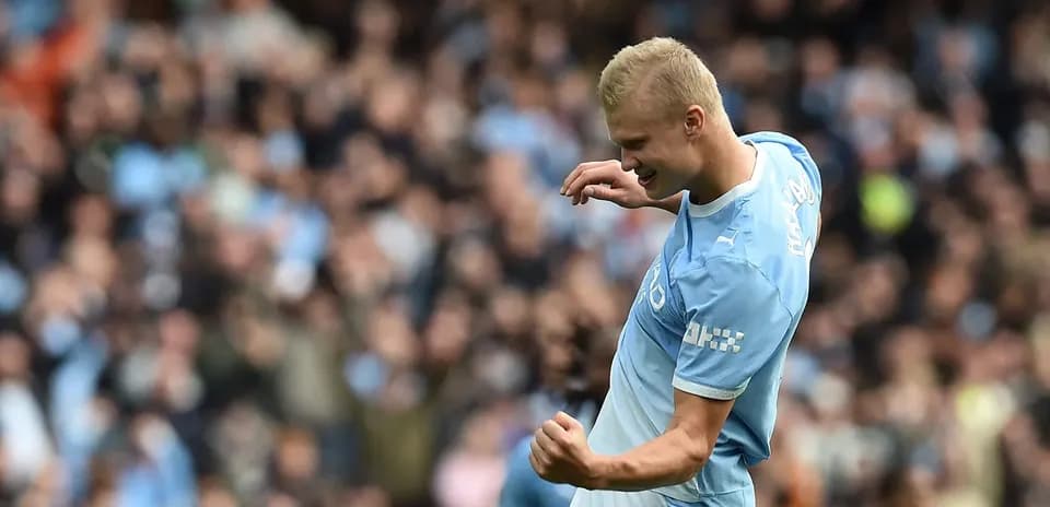 Joueur célébrant un but devant les supporters