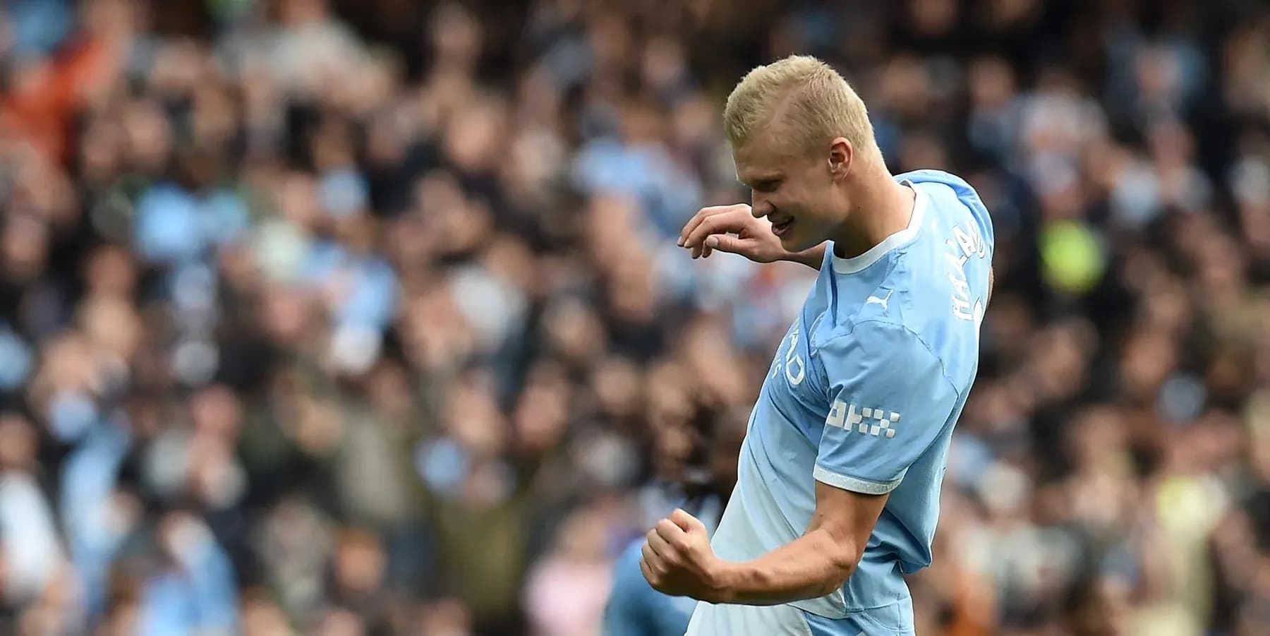 Joueur célébrant un but devant les supporters