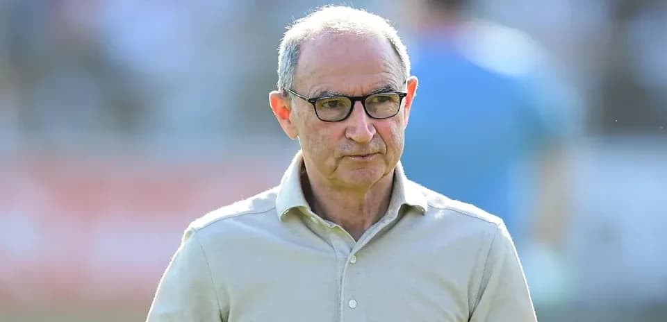 Entraîneur observant le match depuis le bord du terrain