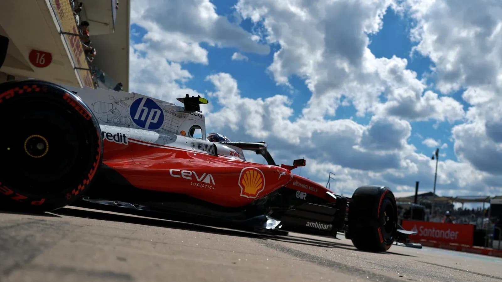 Voiture de course Ferrari sur la piste avec ciel nuageux