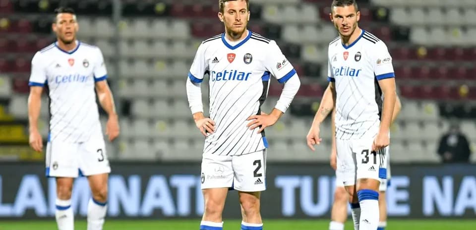 Joueurs de Pise en action lors du match