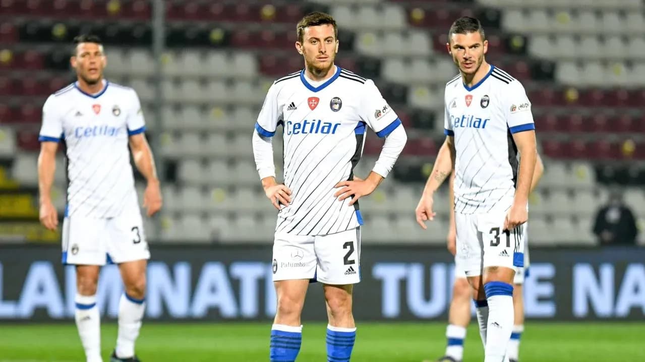 Joueurs de Pise en action lors du match