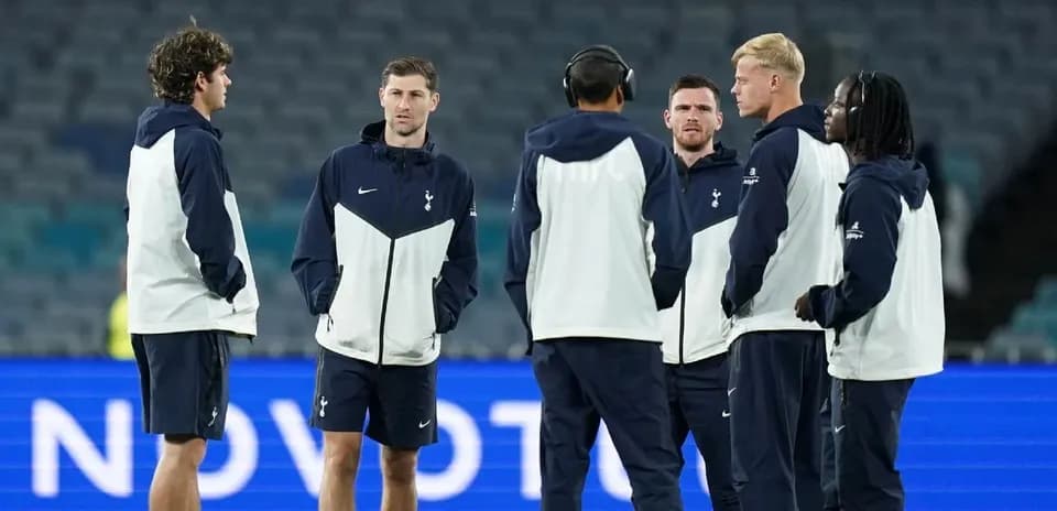Joueurs de Tottenham discutant avant le match