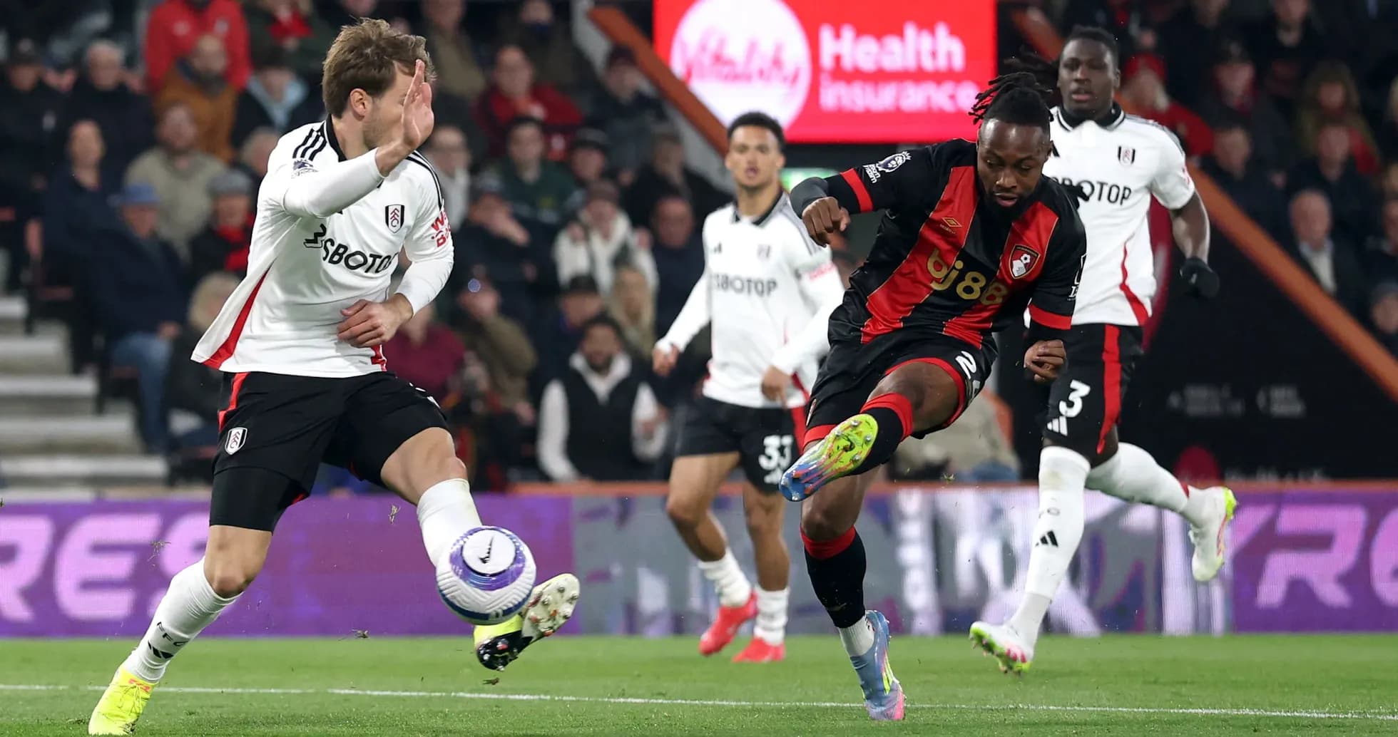Un joueur de Fulham contre un joueur de Bournemouth