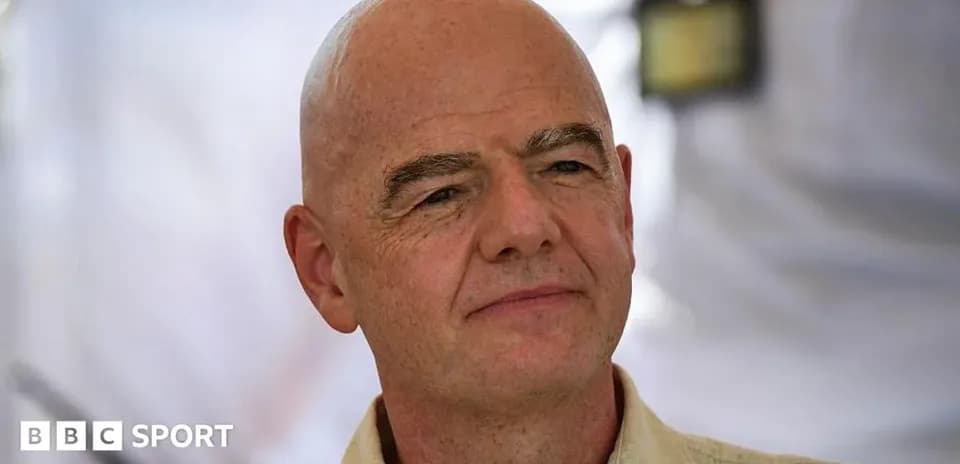 Person avec un regard sérieux en arrière-plan flou