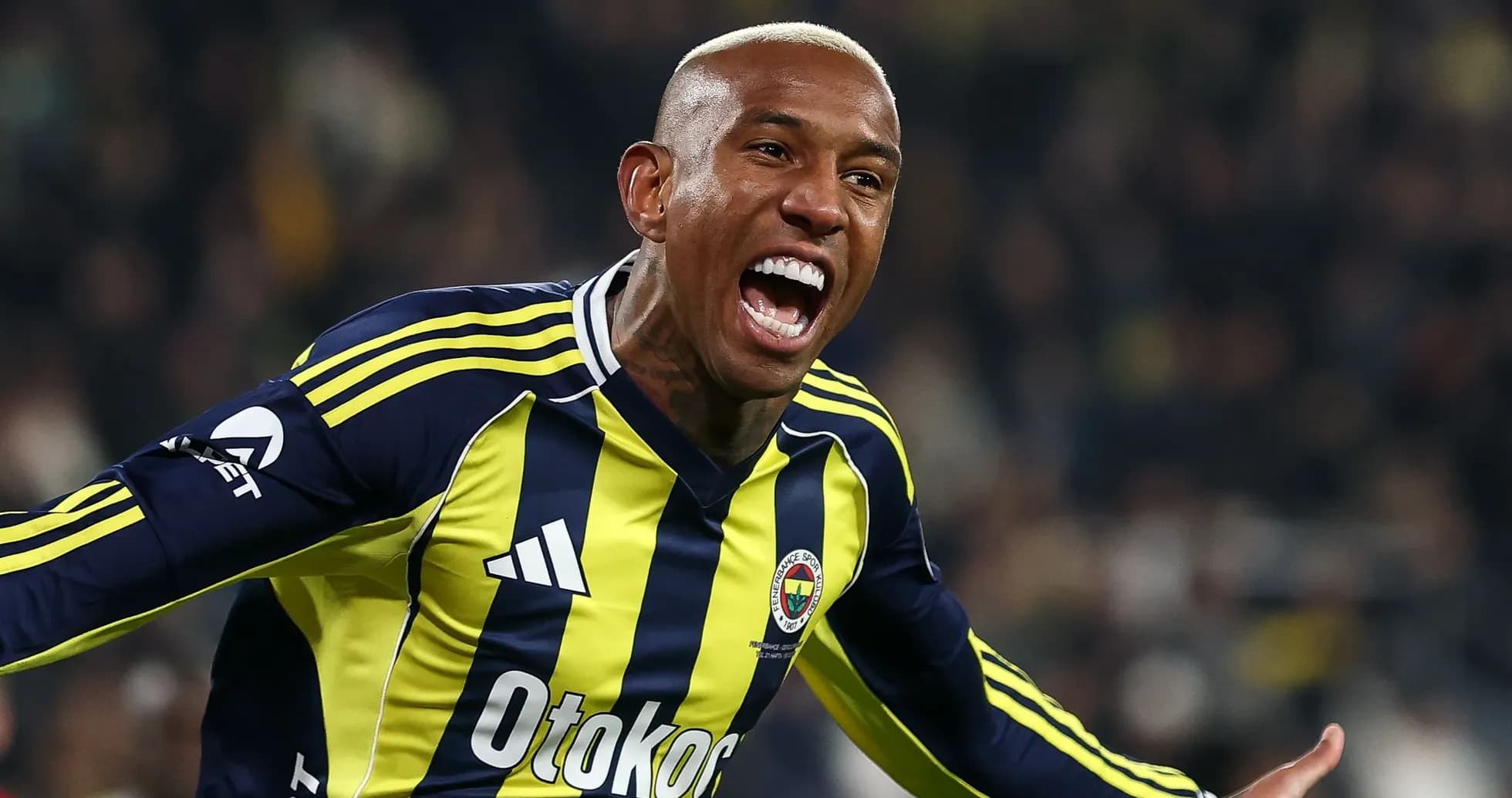 Joueur de Fenerbahçe célébrant un but