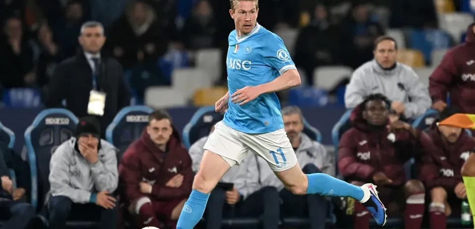 Joueur de Naples dribblant avec le ballon sur le terrain