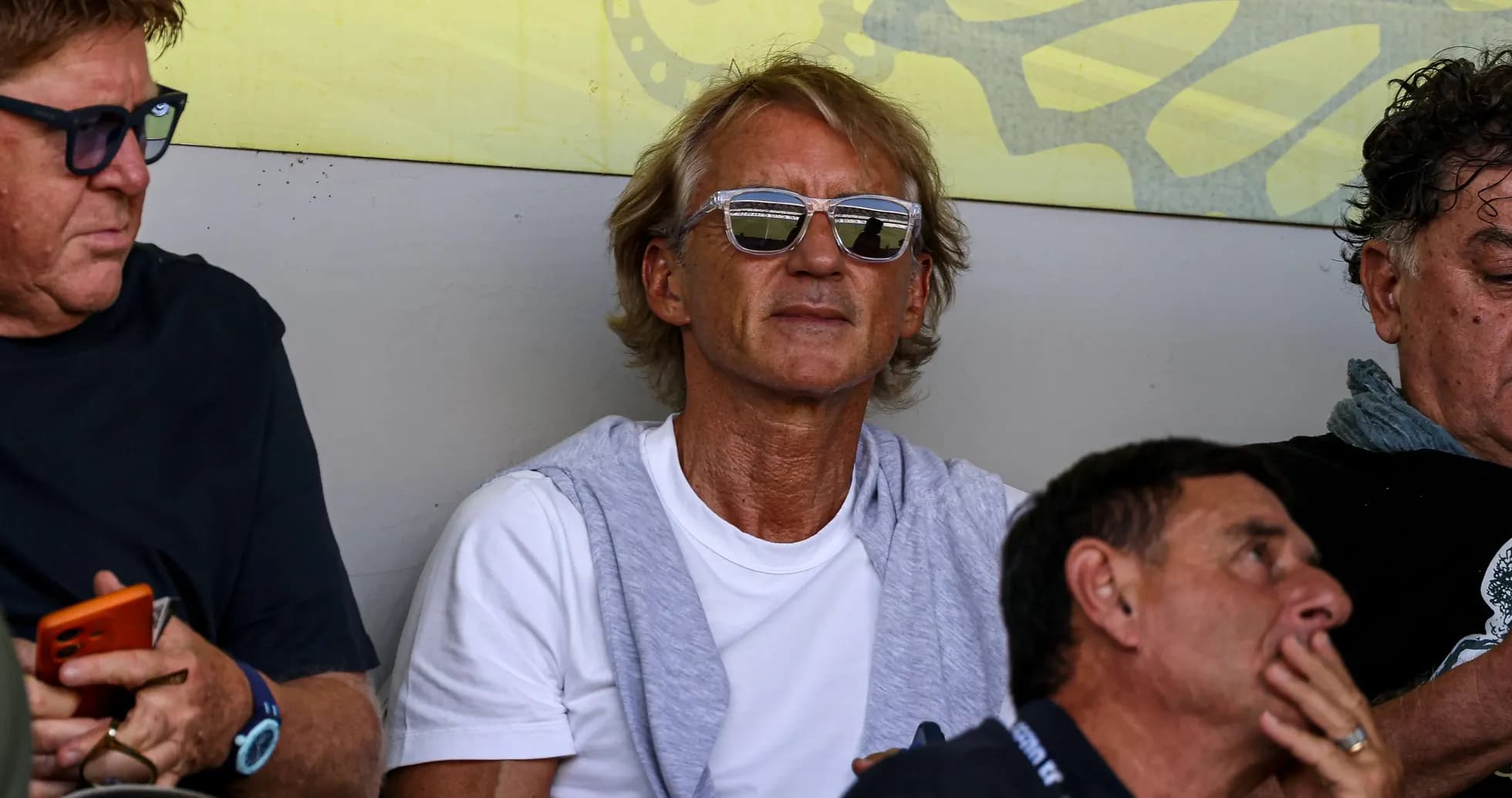 Person portant des lunettes de soleil dans les gradins