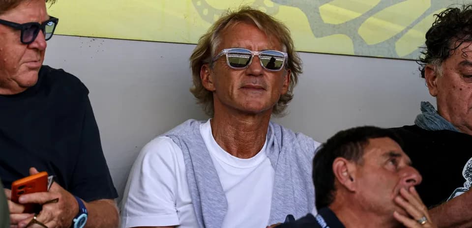 Person portant des lunettes de soleil dans les gradins