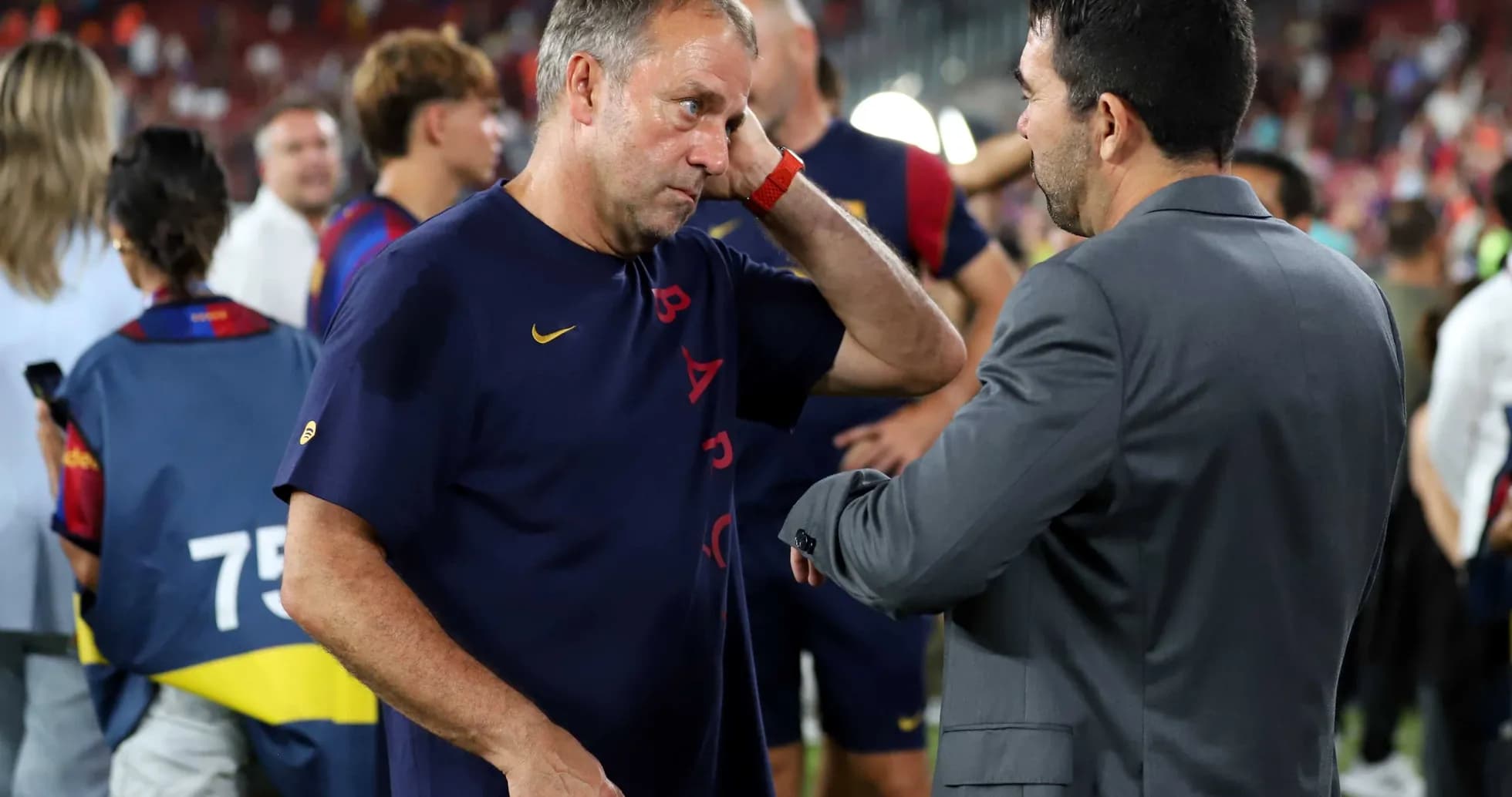 Deux entraîneurs discutant après un match à Barcelone