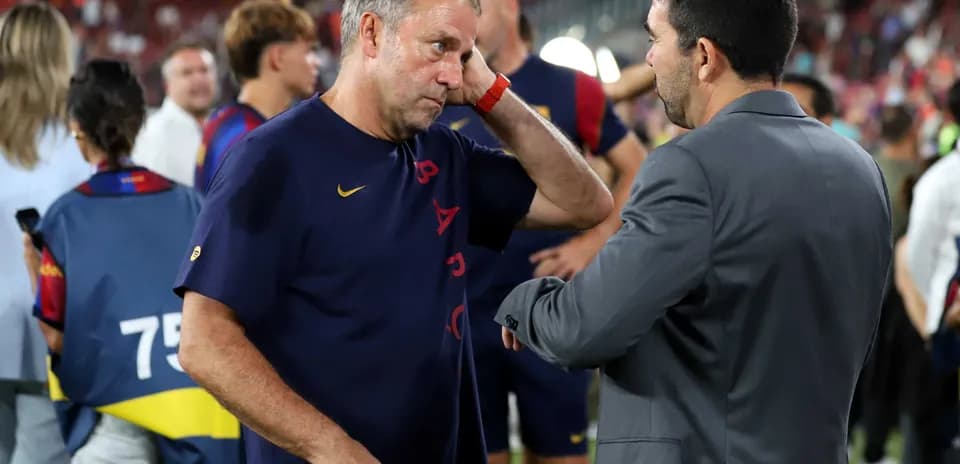 Deux entraîneurs discutant après un match à Barcelone