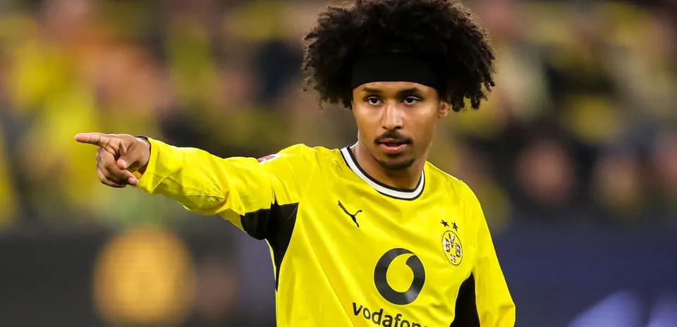 Joueur de Dortmund pointant sur le terrain