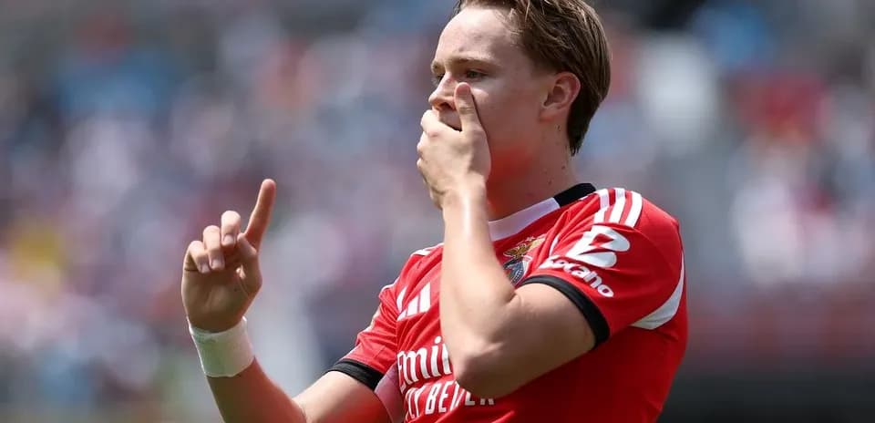 Joueur célébrant avec un doigt levé au match