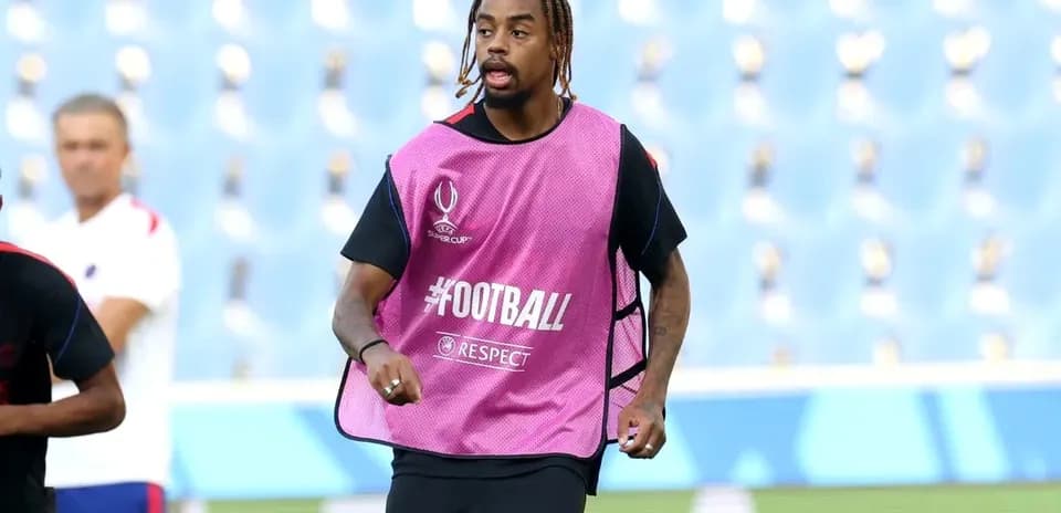 Joueur s'entraînant avec un gilet rose sur le terrain