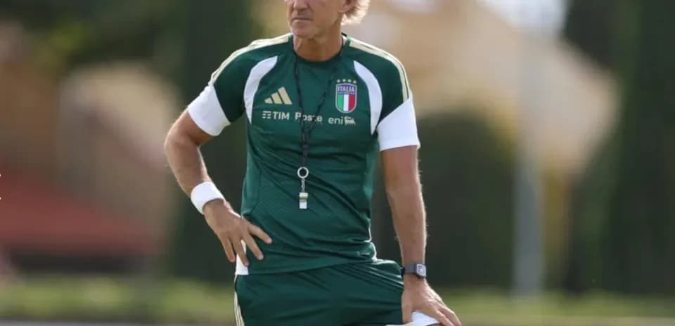 Entraîneur italien observant l'entraînement de l'équipe
